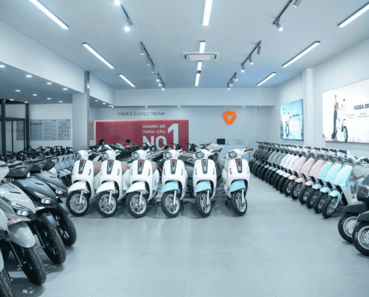 Bên trong cửa hàng Yadea Plus đầu tiên